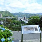 ⑤遠くに瑠璃光寺の五重塔の頭が見え舞う