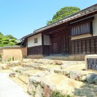 ⑧菅家家長屋門・練壁