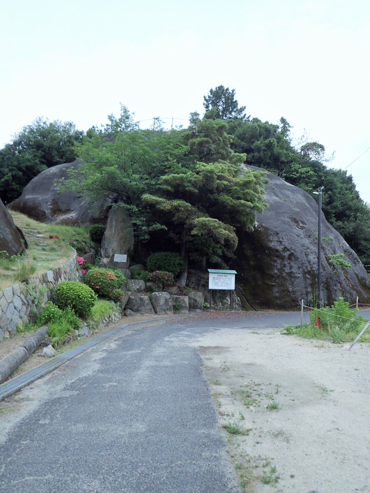 ①賀儀城遠景(大きな岩が主体)