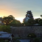 ③朝日を浴びる天守閣と月見櫓