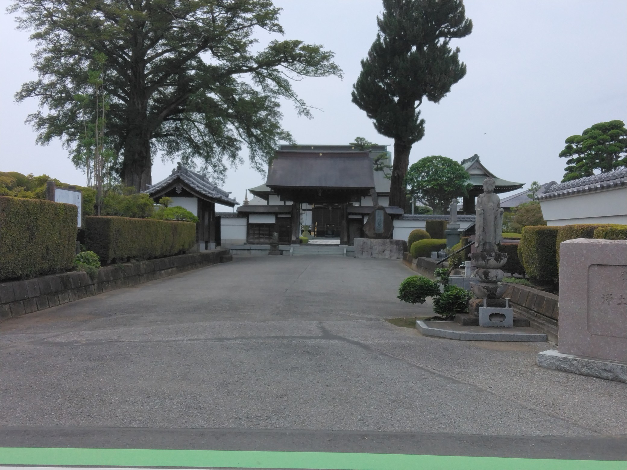 道路から山門を
