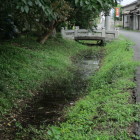 山門前の堀跡を西から