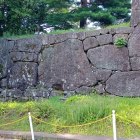 ②大手門(尾坂門)の鏡石