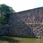 ②大手門(尾坂門)の石垣と堀