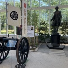 タワー1階　歳三像