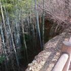 北東面は土砂崩れにより崩落