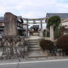 川守城の土塁跡に八幡社が建つ
