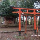 主郭北辺の土塁に鎮座する稲荷神社