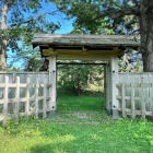 搦手側、再建裏門。