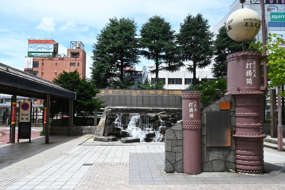 三尺玉打揚筒の奥に本丸城址碑