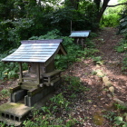 祠が連なる奥に八幡神社があります