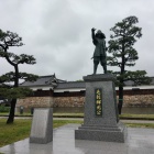 地下道から出ると毛利輝元像