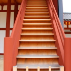 東楼の西階段高く長い