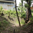 主要部から下方向へ落ちる堀