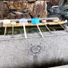 ③	手水舎に刻まれた織田家の家紋