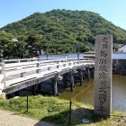 ①	擬宝珠橋から見た久松山