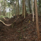 稲荷神社登城口の土塁