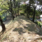 三の丸北西側の土塁上を散策
