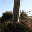 南東尾根の岩室城趾石碑