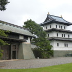 現存の本丸御門と再建された三重天守