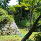 角張った持仏堂曲輪と丸い本丸腰巻石垣