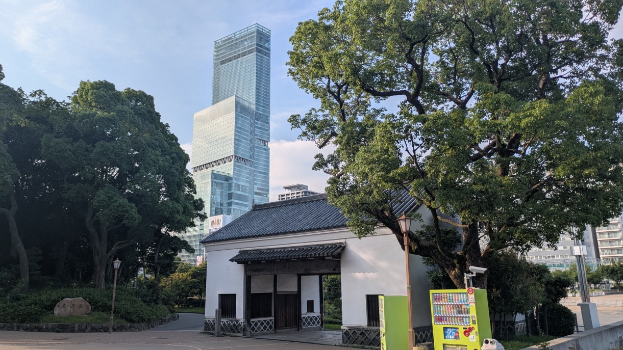 旧黒田藩蔵屋敷長屋門とあべのハルカス