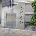 石碑には説明板がついている