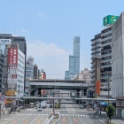 近くの歩道橋上からあべのハルカス