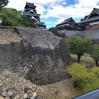 ②	数寄屋丸二階櫓と本丸御殿（白漆喰が多箇所で崩落）