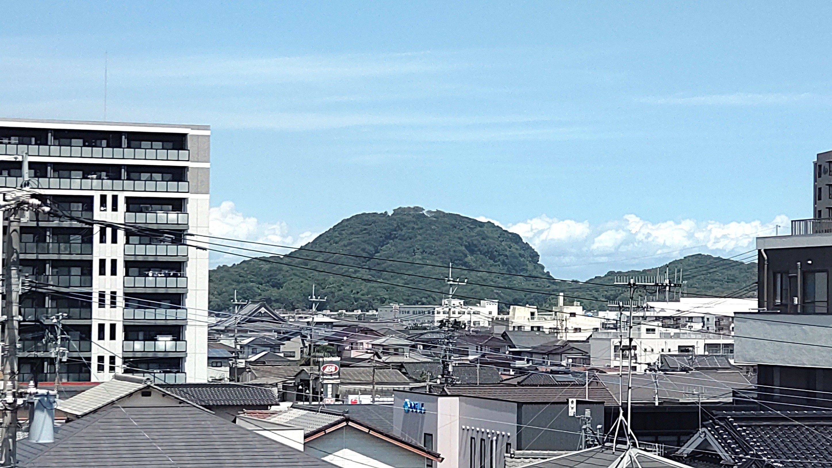 ①	JR苅田駅東口から見た松山城