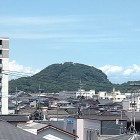 ①	JR苅田駅東口から見た松山城