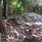 ⑧	二ノ郭を囲む土塁と空堀