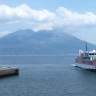⑨	垂水フェリーと桜島（鴨池港にて）