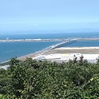 ⑤	山頂から見た北九州空港（遠くの陸は山口県小野田市付近）