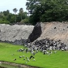 ③	西出丸西側の崩落した石垣（モルタル部分は10年前の崩落）