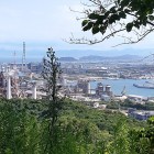 ⑥	山頂から見た苅田港（遠くの陸は大分県中津市付近）