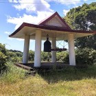 ①	「桜之城」本丸に建つ鐘桜