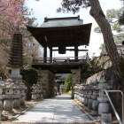 麓の曲輪の一部とされる医王院