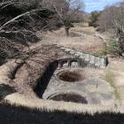 土塁上から砲座を見下ろす