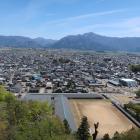 天守展望室から城下町を見渡す
