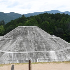 墳頂の斜め右上の山頂が平坦な山が高取城