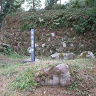 本丸虎口石垣草が刈られて良く石垣が観える