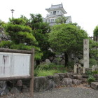 長浜城趾碑と案内板越しに