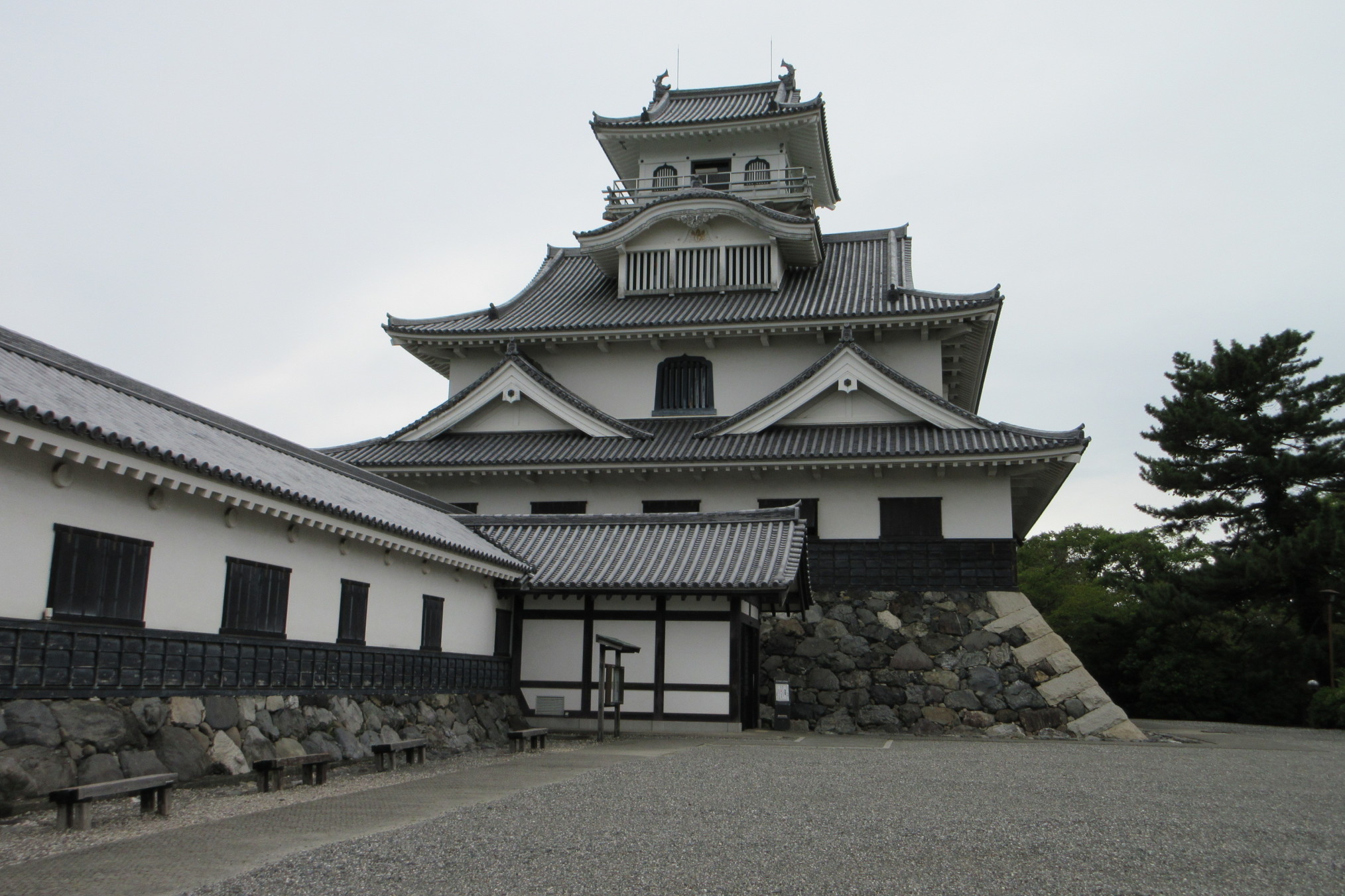 東正面