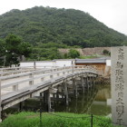 久松山に抱かれた鳥取城内濠越しに