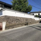 屋敷の石垣と白塀