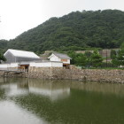 内濠越しに久松山鳥取城を見上げる