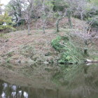 草刈されて良く観える本丸西物見土塁と石垣