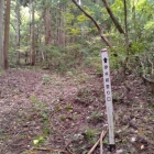登場口の標柱