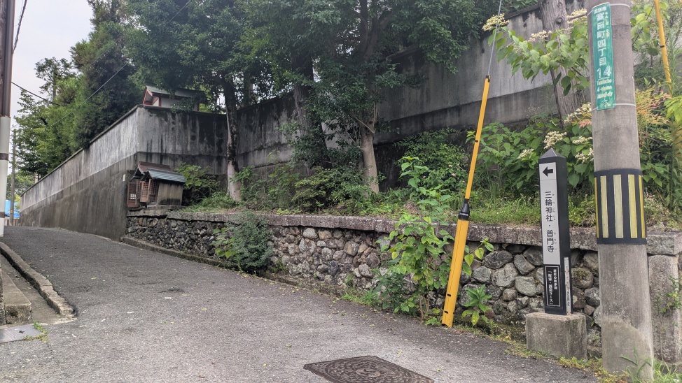 クランクする道路